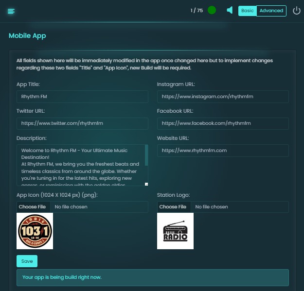 Interfaz de panel de administraci&oacute;n de la app para Rhythm FM, mostrando campos de t&iacute;tulo de app, enlaces a redes sociales y descripci&oacute;n, enfatizando caracter&iacute;sticas personalizables para radiodifusi&oacute;n por Internet.